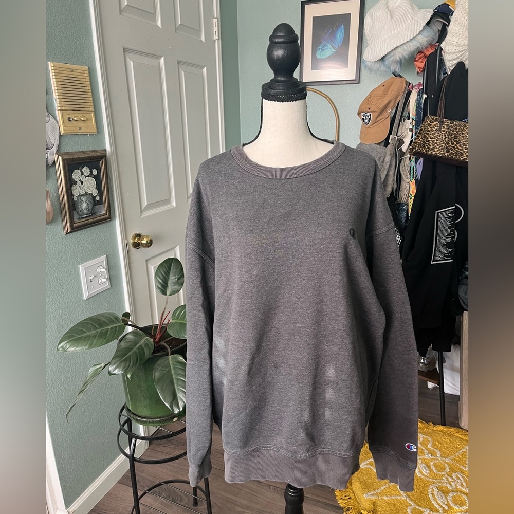 Men’s Champion gray crew neck sweatershirt